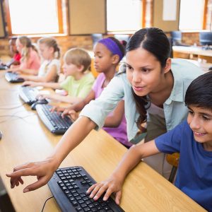 professora-e-alunos-com-computador